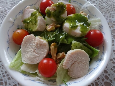 鶏ハムと野菜のバジルソースサラダ